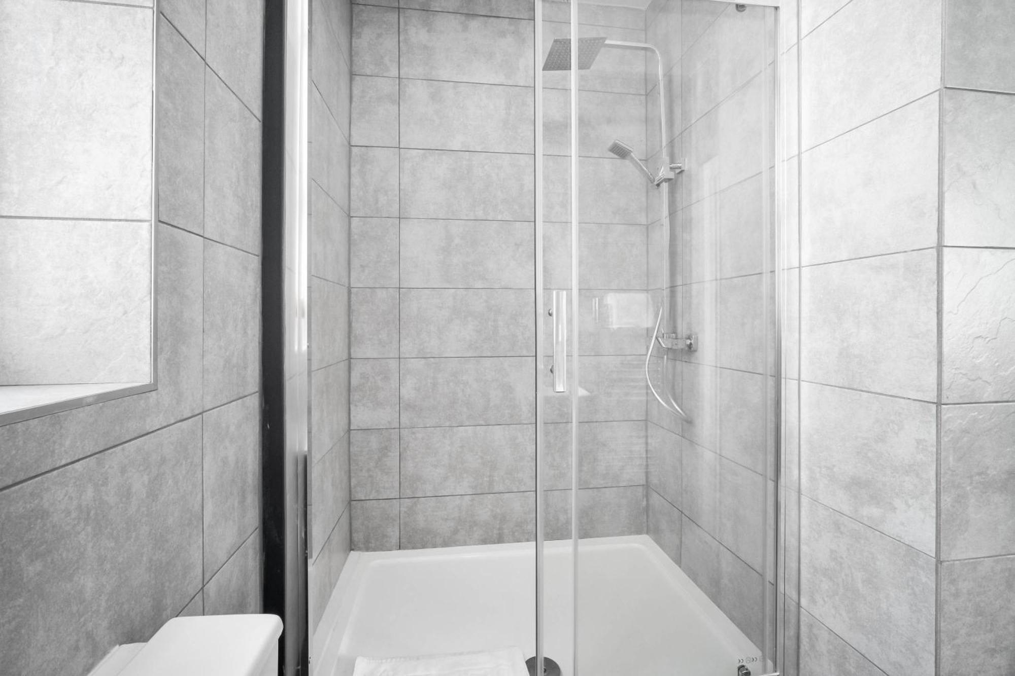 Luxe Apartment - Rowley Regis - Parking - Top Rated - Netflix - Wifi - 49Bg Cradley Heath Eksteriør billede
